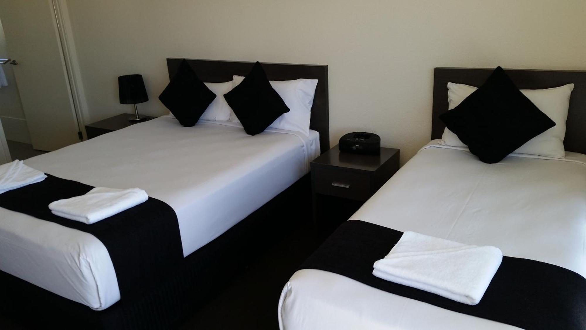 Dooleys Tavern And Motel Capella Ngoại thất bức ảnh