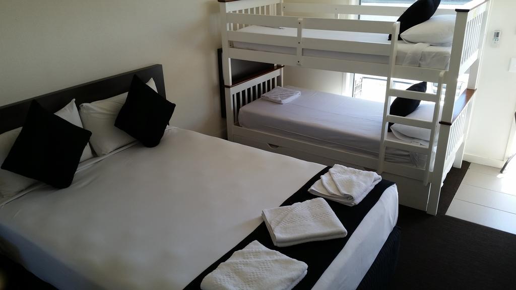 Dooleys Tavern And Motel Capella Ngoại thất bức ảnh