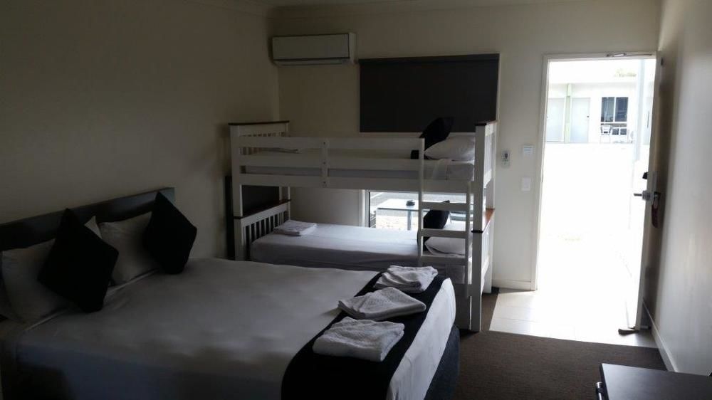 Dooleys Tavern And Motel Capella Ngoại thất bức ảnh